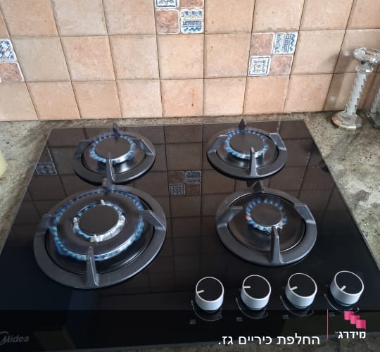 כיריים גז עם ארבעה מבערים דולקים